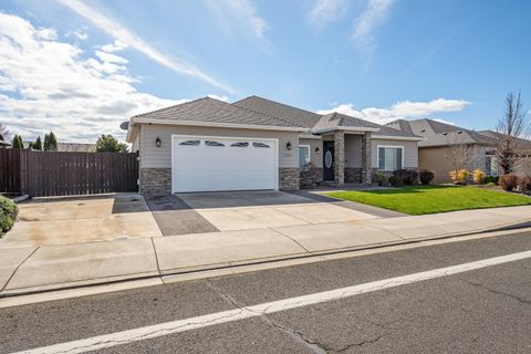 Tiny photo for 936 Arrowhead Trail, Eagle Point, OR 97524 (MLS # 220216893)