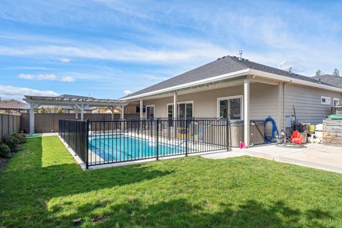 Tiny photo for 936 Arrowhead Trail, Eagle Point, OR 97524 (MLS # 220216893)