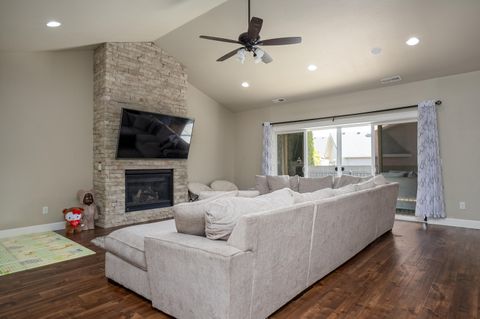 Tiny photo for 936 Arrowhead Trail, Eagle Point, OR 97524 (MLS # 220216893)