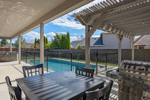 Tiny photo for 936 Arrowhead Trail, Eagle Point, OR 97524 (MLS # 220216893)