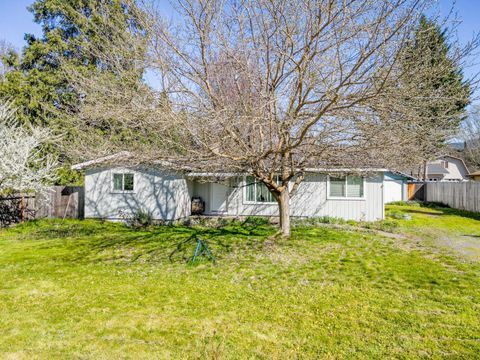 Tiny photo for 1981 Regina Way, Grants Pass, OR 97527 (MLS # 220217503)