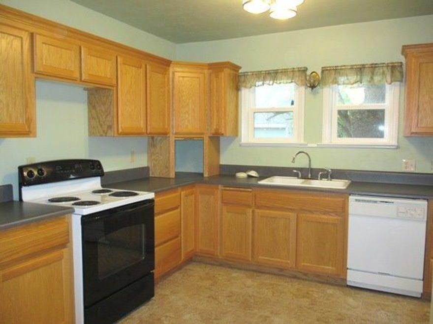 The updating has been done to this charming cottage in NW Grants Pass. Remodeling in 2008-09 heat pump, windows, roofing, kitchen and bathroom. Access off the alley allows for private, offstreet parking. Fenced for kids and/or critters. Convenient to downtown shopping, restaurants, Saturday Market, Post Office and more.