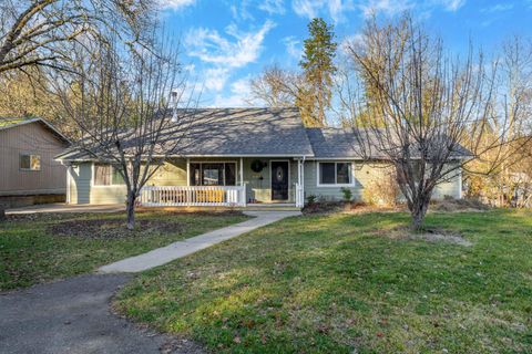 Photo of 4570 New Hope Road, Grants Pass, OR 97527 (MLS # 220213953)