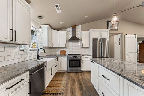 Tiny photo for 4570 New Hope Road, Grants Pass, OR 97527 (MLS # 220213953)