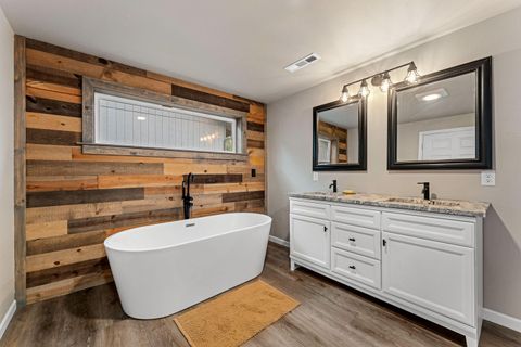 Tiny photo for 4570 New Hope Road, Grants Pass, OR 97527 (MLS # 220213953)