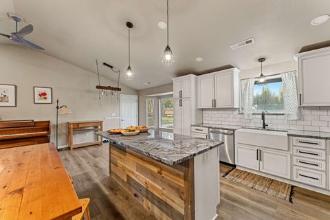 Tiny photo for 4570 New Hope Road, Grants Pass, OR 97527 (MLS # 220213953)