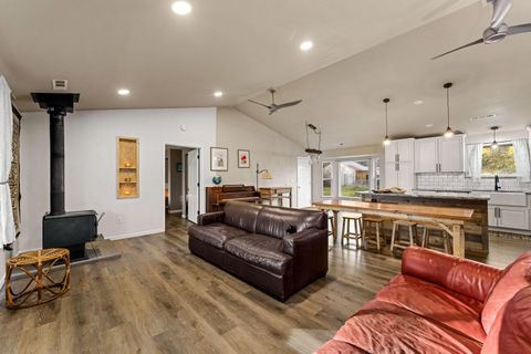 Tiny photo for 4570 New Hope Road, Grants Pass, OR 97527 (MLS # 220213953)