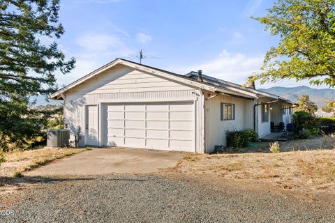 Photo of 4177 Payne Road, Medford, OR 97504 (MLS # 220229572)