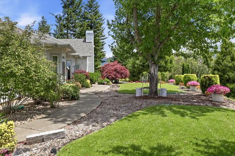 Tiny photo for 764 Jess Way, Grants Pass, OR 97526 (MLS # 220223201)