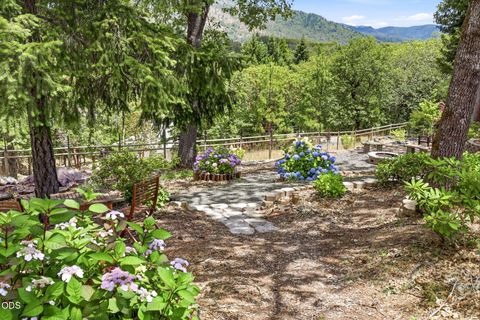 Tiny photo for 764 Jess Way, Grants Pass, OR 97526 (MLS # 220223201)