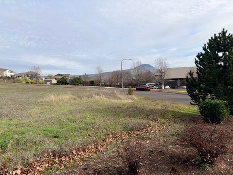 Tiny photo for 3583 Arrowhead Drive, Medford, OR 97504 (MLS # 220212382)