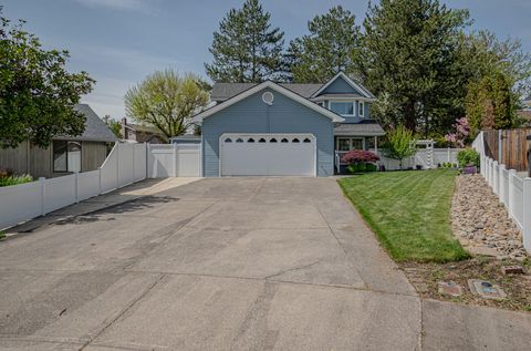 Photo of 2537 Seville Circle, Medford, OR 97504 (MLS # 220219525)