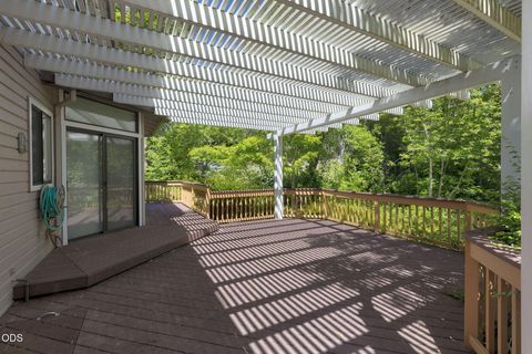Tiny photo for 235 Glenoak Lane, Grants Pass, OR 97526 (MLS # 220222992)