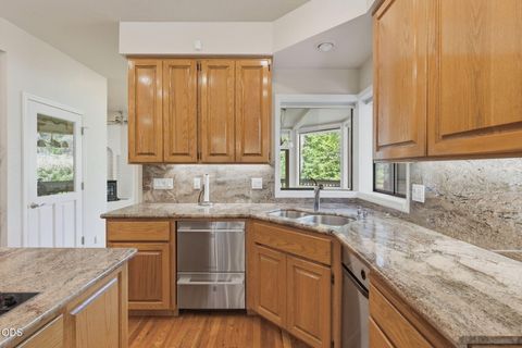 Tiny photo for 235 Glenoak Lane, Grants Pass, OR 97526 (MLS # 220222992)