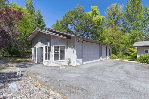 Tiny photo for 235 Glenoak Lane, Grants Pass, OR 97526 (MLS # 220222992)