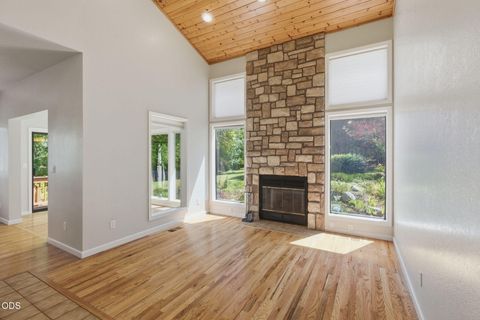Tiny photo for 235 Glenoak Lane, Grants Pass, OR 97526 (MLS # 220222992)