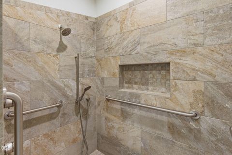 Tiny photo for 235 Glenoak Lane, Grants Pass, OR 97526 (MLS # 220222992)