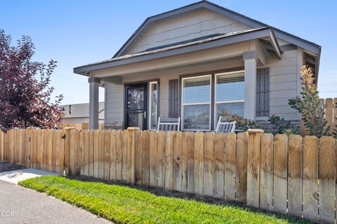 Photo of 3230 NW 9th Street, Redmond, OR 97756 (MLS # 220227045)