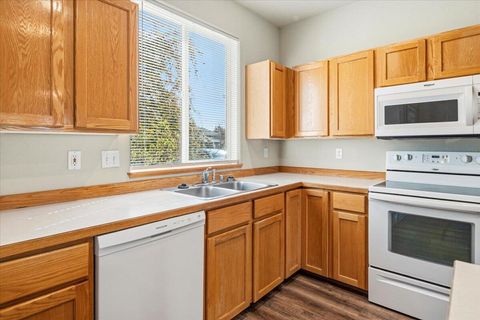 Tiny photo for 1085 Golden Pheasant Drive, Redmond, OR 97756 (MLS # 220219668)