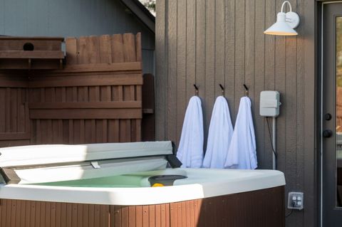 Tiny photo for 63341 Lavacrest Street, Bend, OR 97703 (MLS # 220211203)