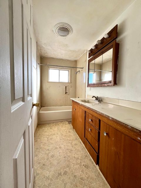 Tiny photo for 5700 Schiesel Avenue, Klamath Falls, OR 97603 (MLS # 220212618)