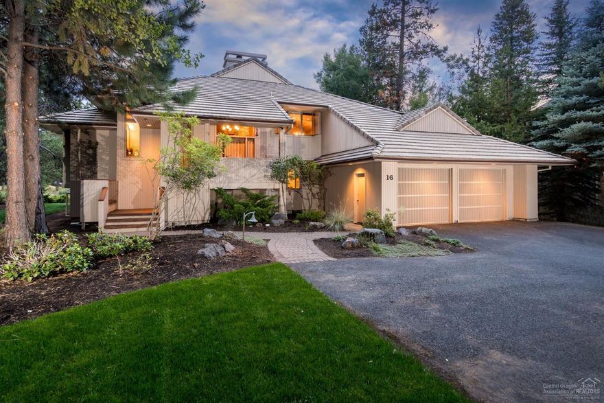 This contemporary home by Sun Forest, designed by Steven Van Sant offers privacy & multi-level panoramic views in many rooms & its decks of 12th green & 13th fairway of Woodlands. Two master suites, family room & den/office & bonus rm off kitchen for music studio/wine room? High quality finishes, quartz countertops, travertine floors. Central AC. Wood fireplace. Gas range/oven. Nicely landscaped. Private lot!!!!