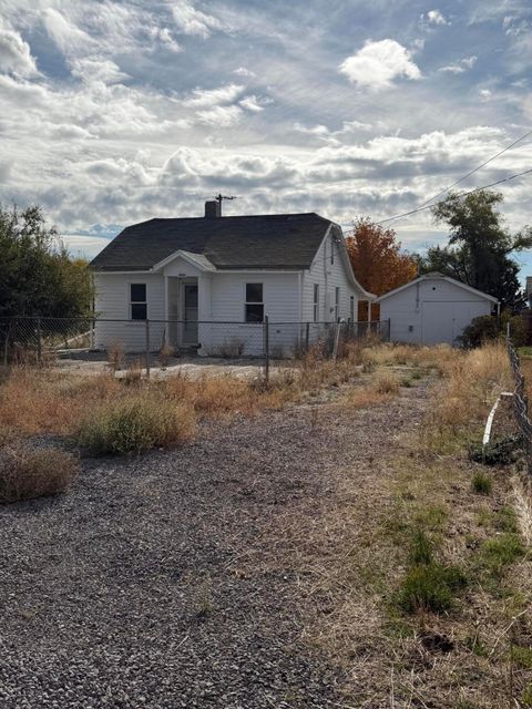 Photo of 3920 Balsam Drive, Klamath Falls, OR 97601 (MLS # 220211043) Photo of 3920 Balsam Drive, Klamath Falls, OR 97601 (MLS # 220211043)