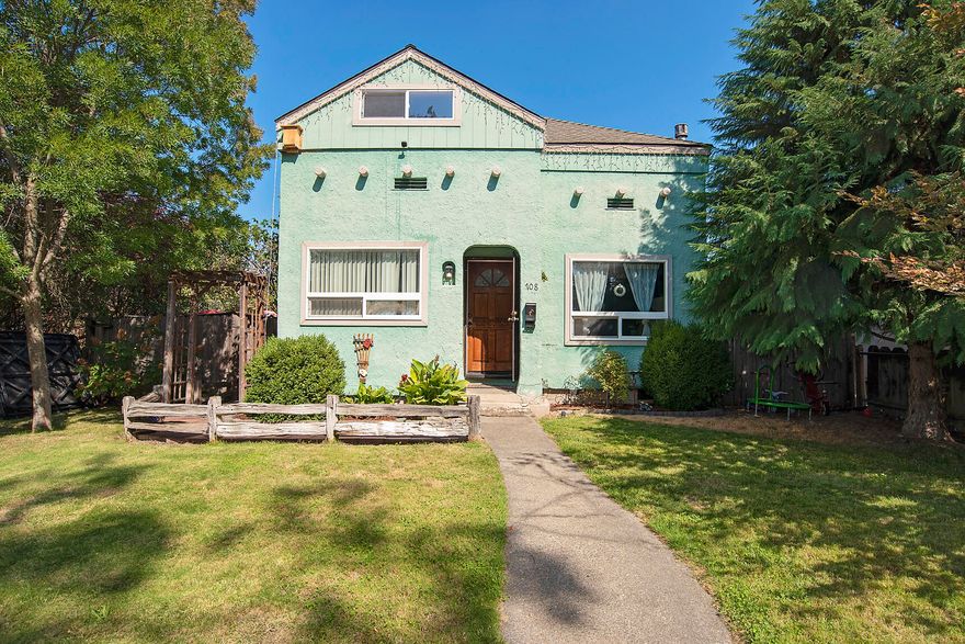 Cute as a button cottage in SW Grants Pass. This spacious 4 bedroom, 1 1/2 bath home has tons of room to grow! Cozy living room with gas fireplace, one bedroom downstairs in addition to a full bath, with 3 more upstairs; the largest bedroom including a half bath. 20'X24' detached garage with ample loft storage. Backyard is a clean slate to make it your private oasis (automated sprinkler system with a drip system on the porch for flowers). ! There is alley access for RV and additional parking.  New carpet to be installed on October 6.