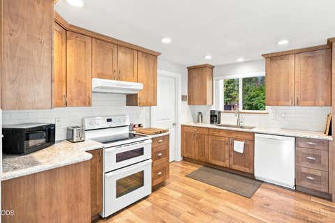 Tiny photo for 16108 Leona Lane, La Pine, OR 97739 (MLS # 220226369)