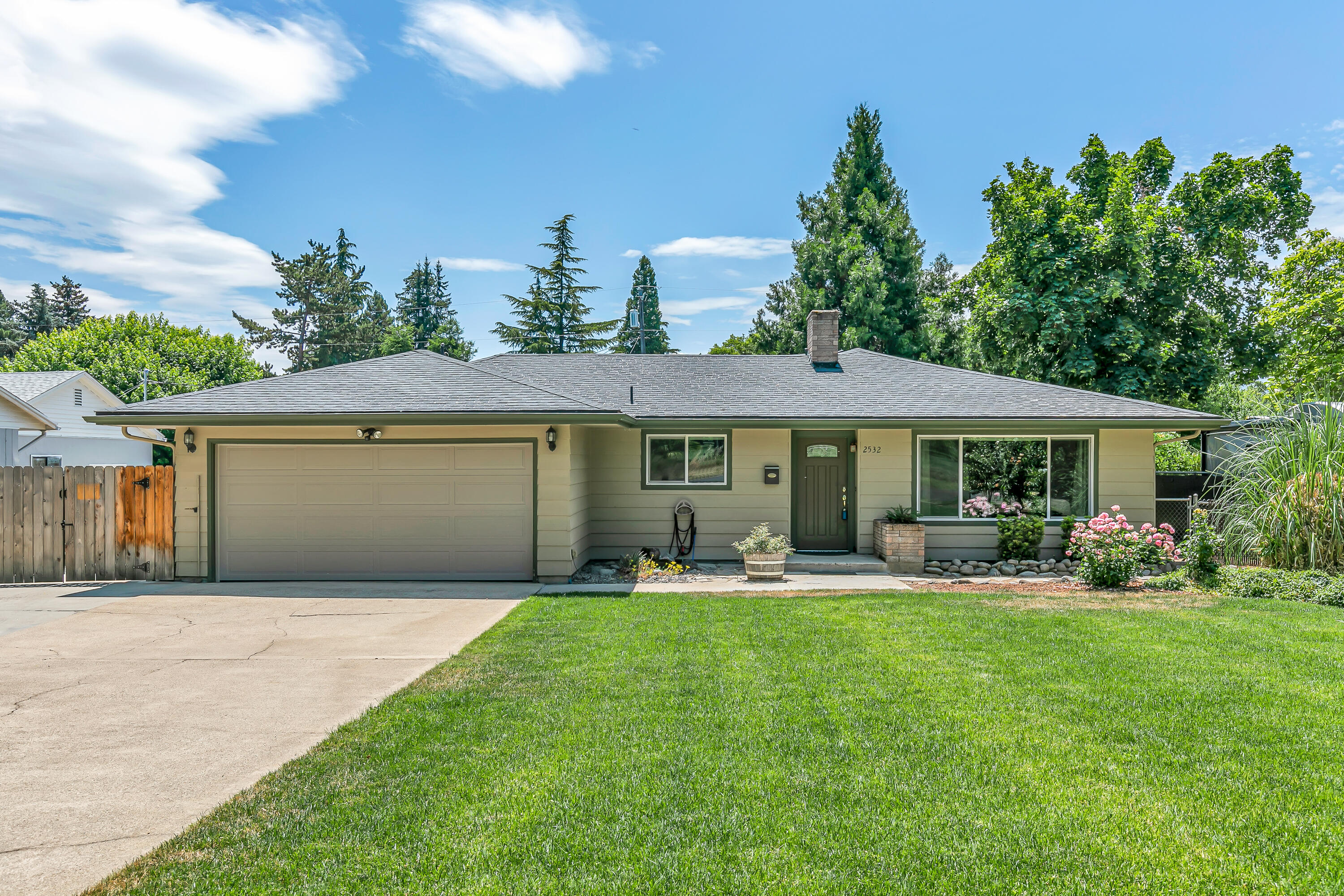 Country Club Manor - Residential