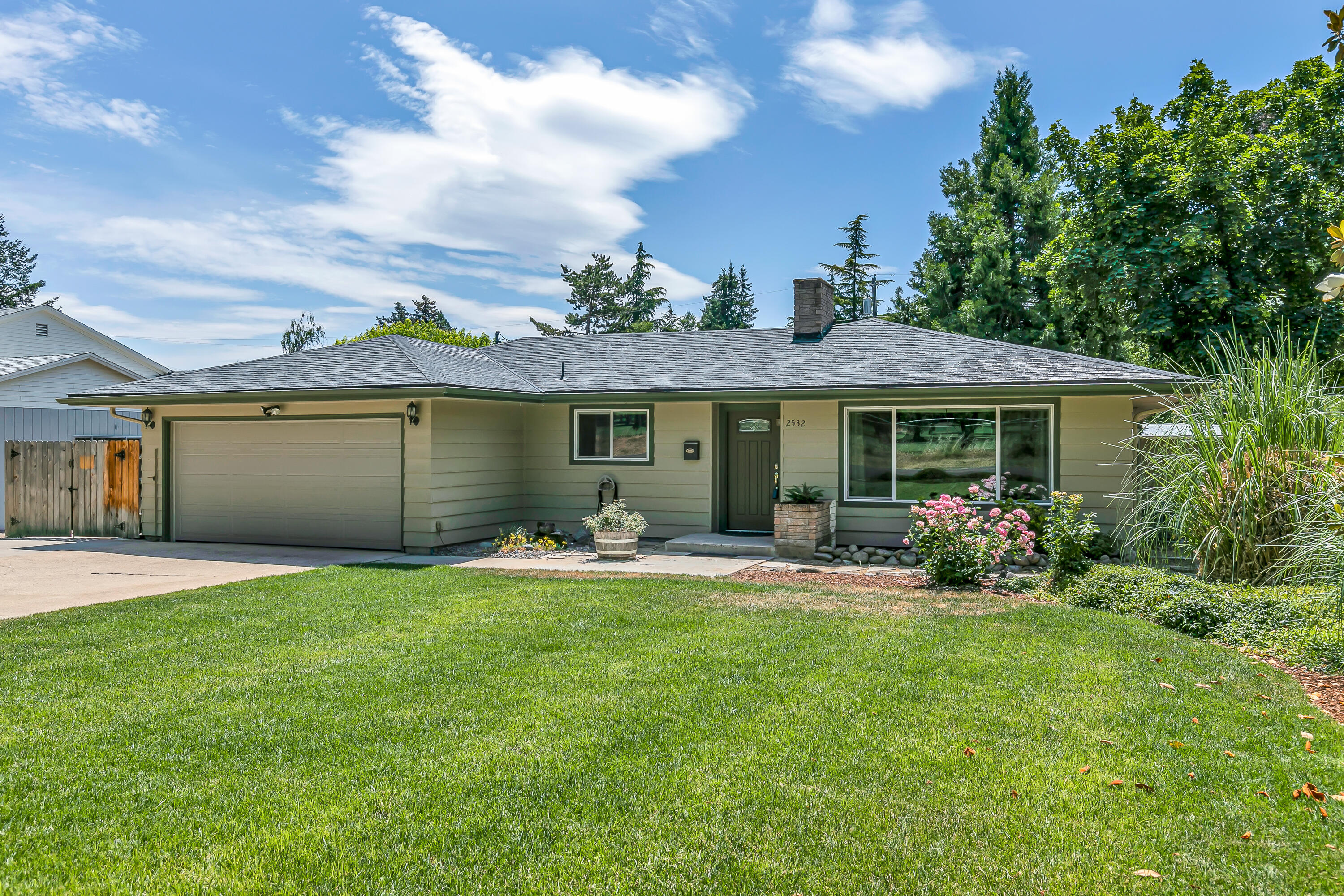 Country Club Manor - Residential