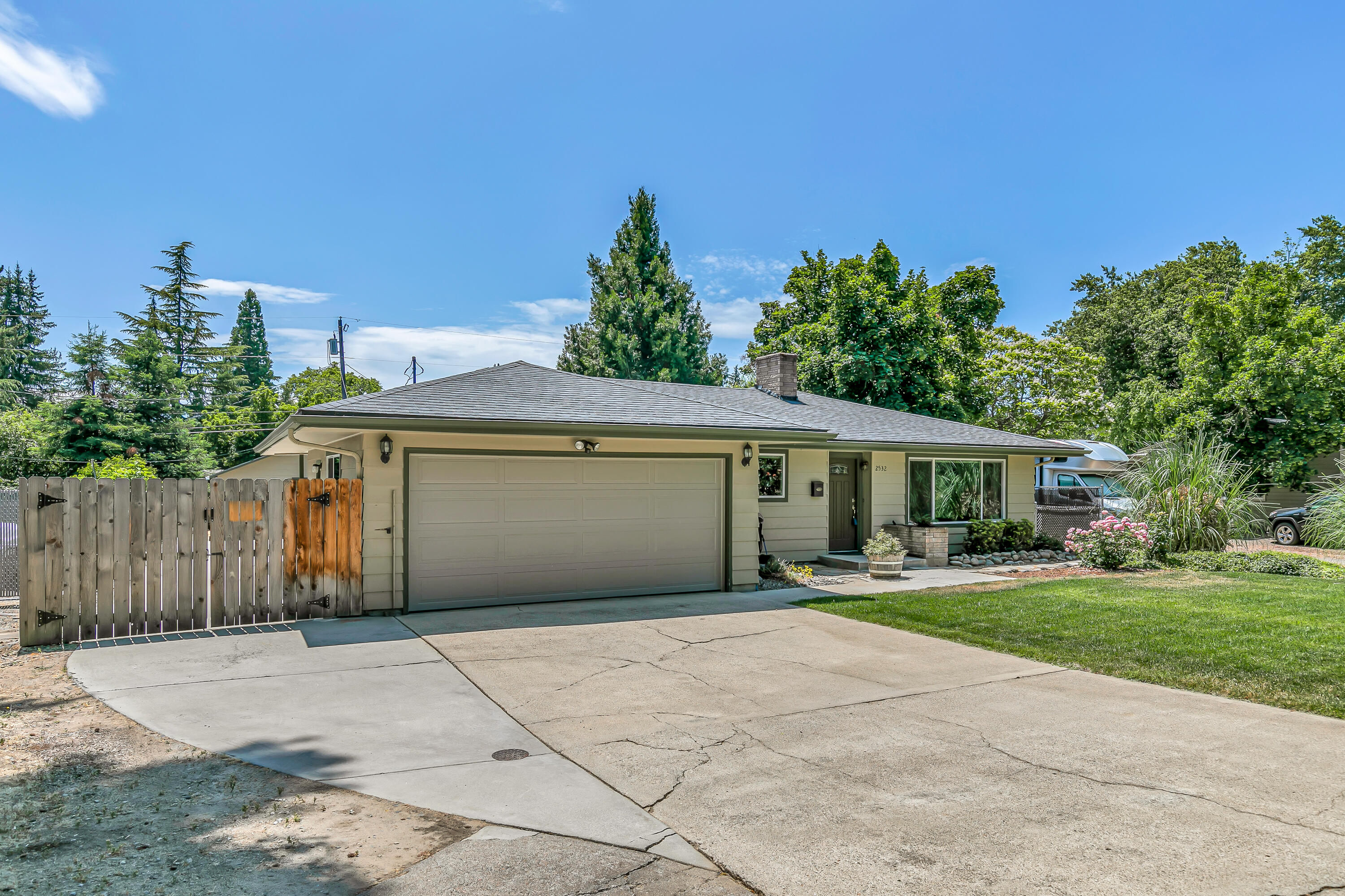 Country Club Manor - Residential