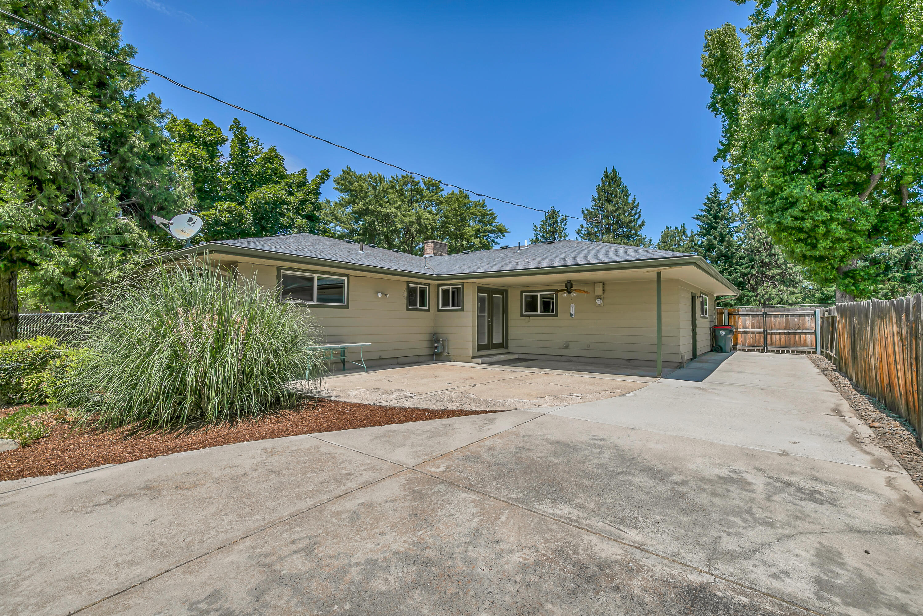 Country Club Manor - Residential