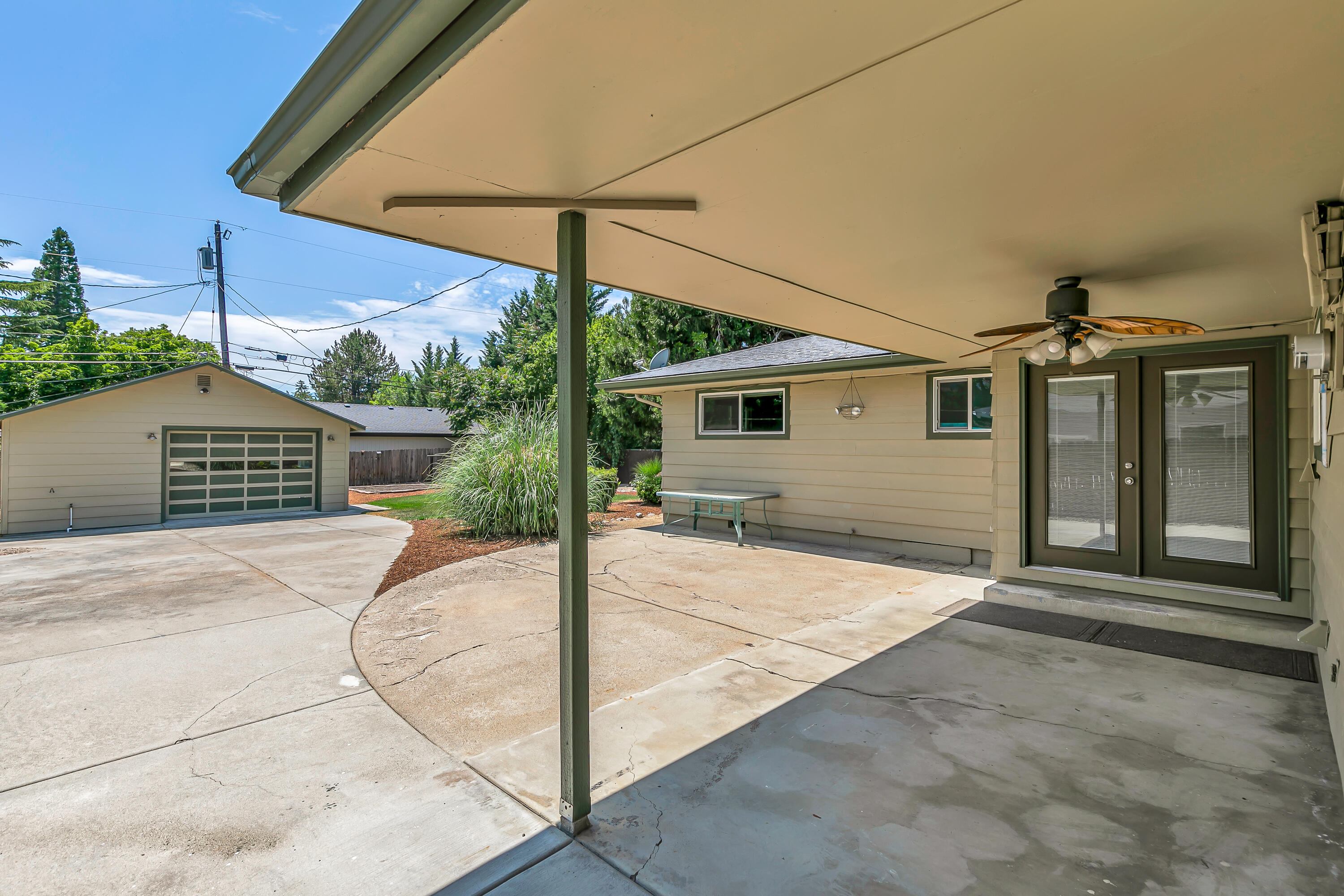 Country Club Manor - Residential