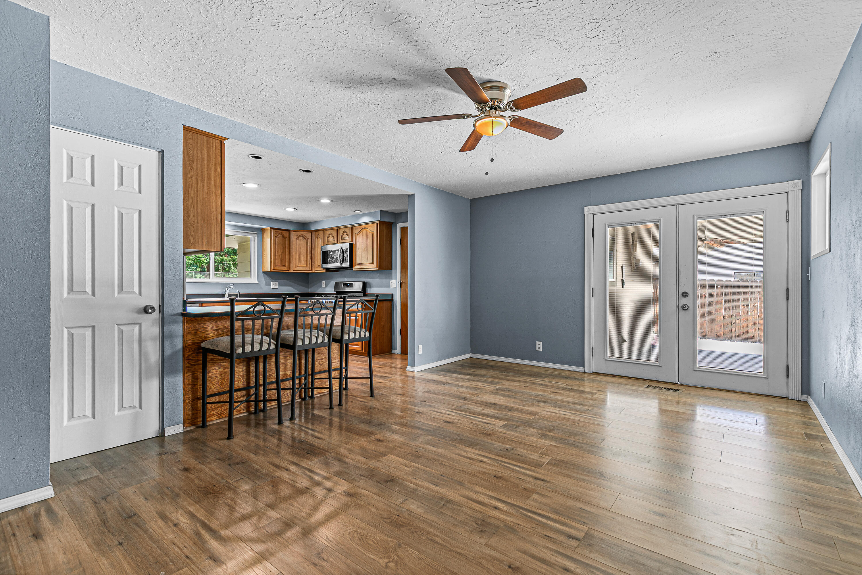 Country Club Manor - Residential