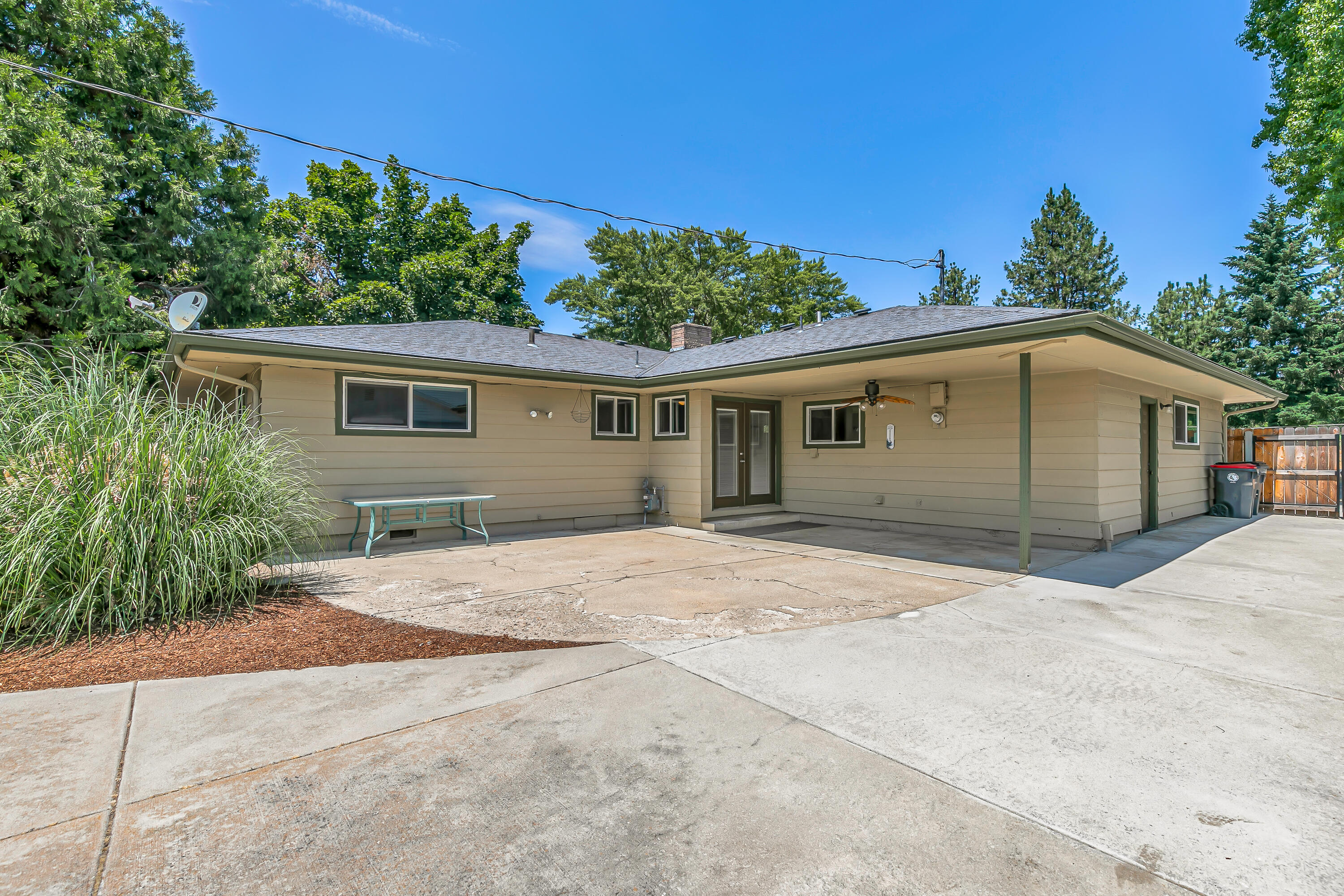 Country Club Manor - Residential