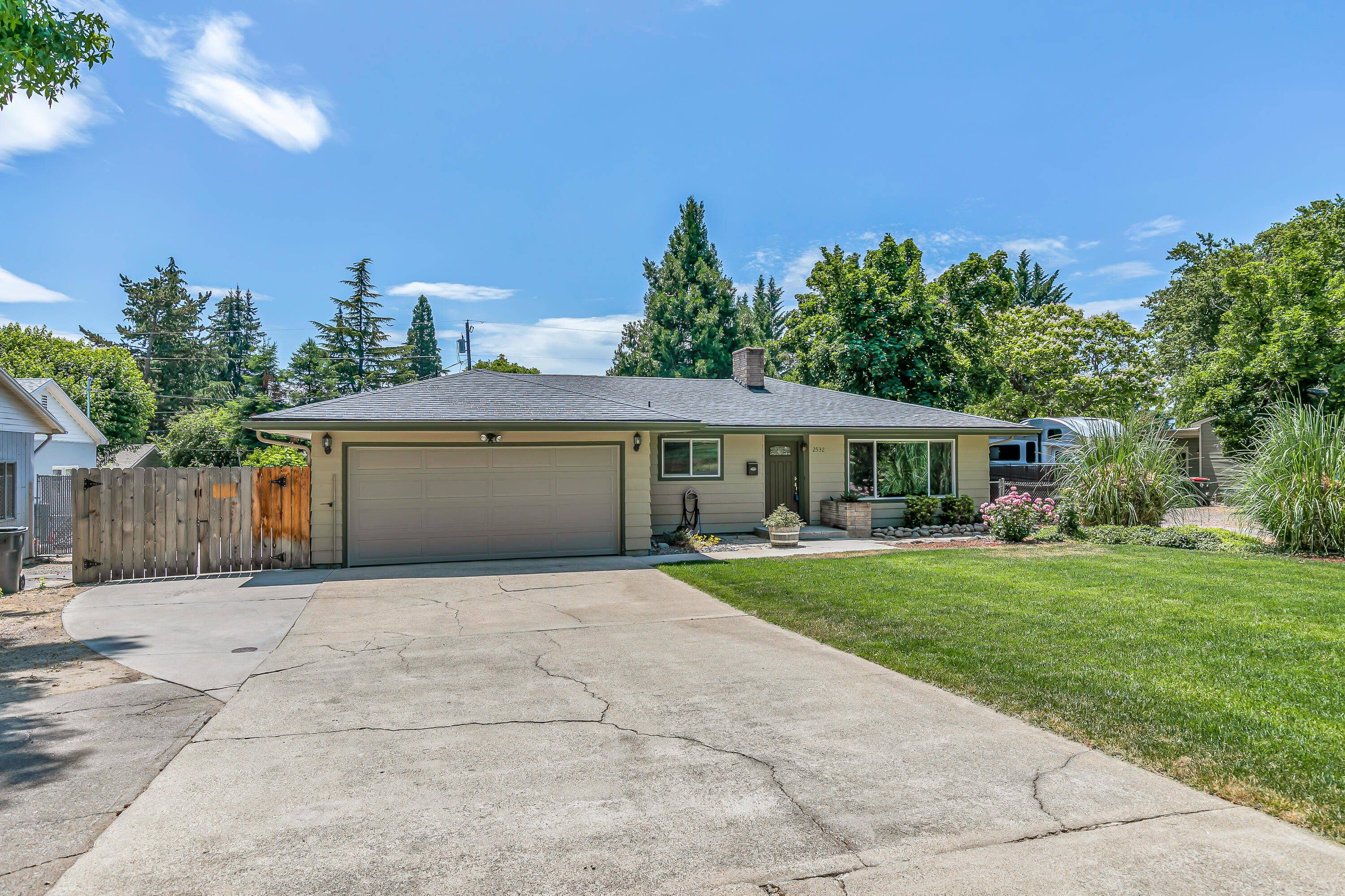 Country Club Manor - Residential