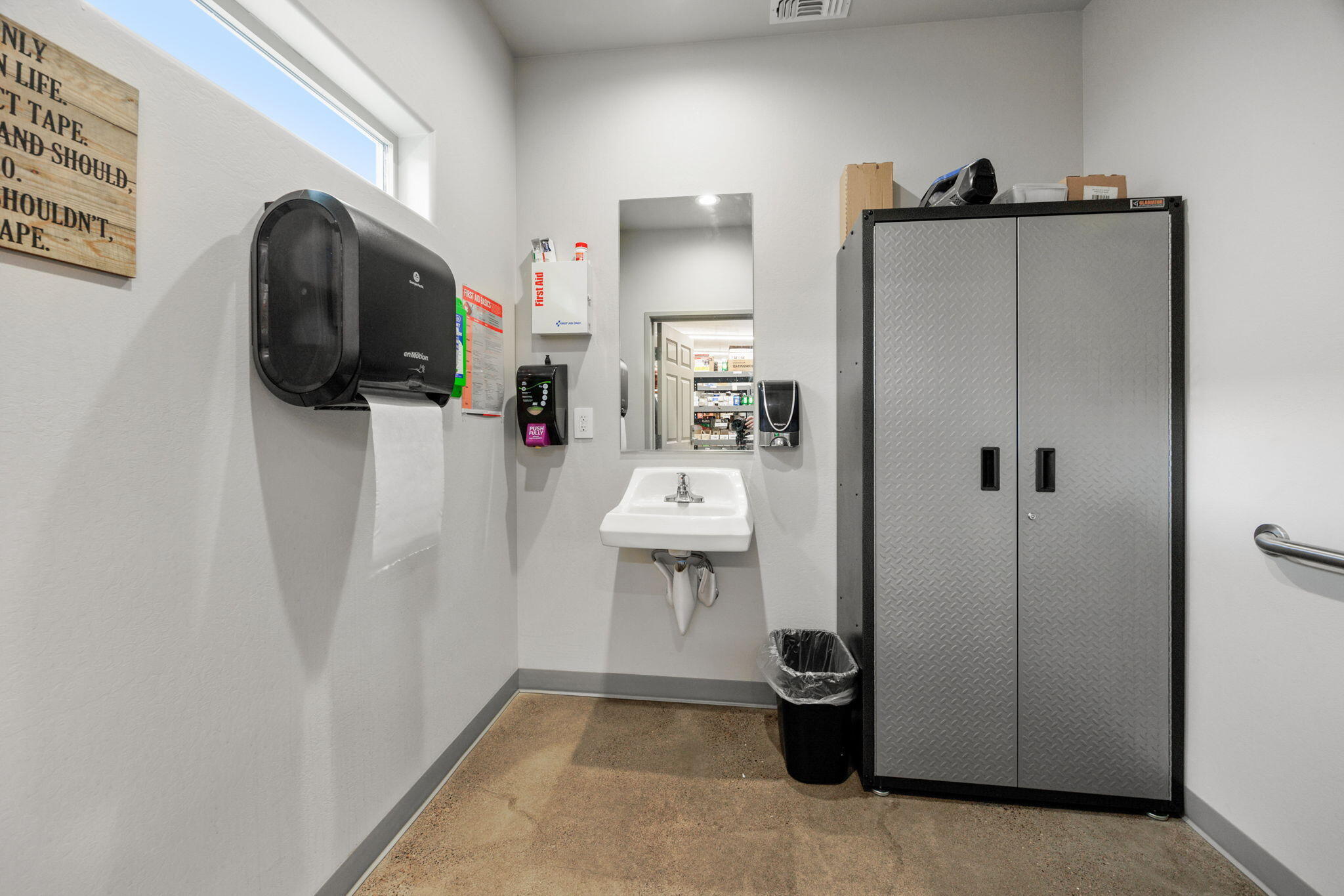 Main image without alt text