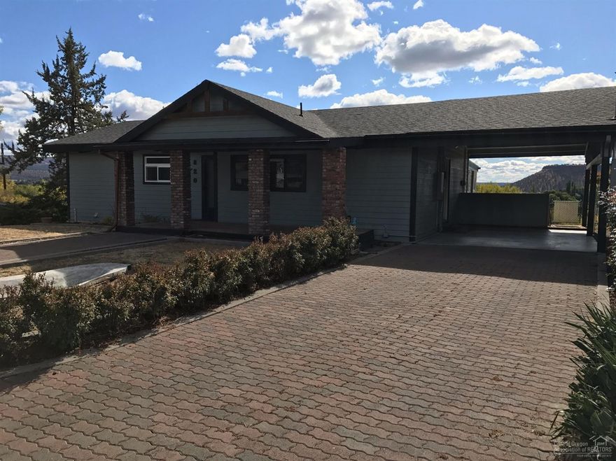 Spacious home with natural light and a spectacular view. Move in ready, 2 kitchens, 4 bed 3.5 bath. Schedule a showing today, this gem won't last!