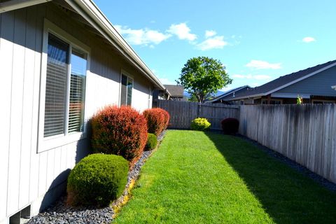 Tiny photo for 1514 SW Kokanee Lane, Grants Pass, OR 97527 (MLS # 220219548)