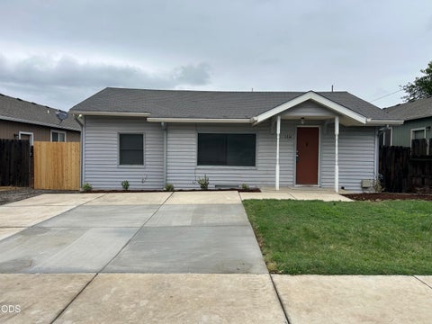Photo of 1216 Maple Park Drive, Medford, OR 97501 (MLS # 220228156)