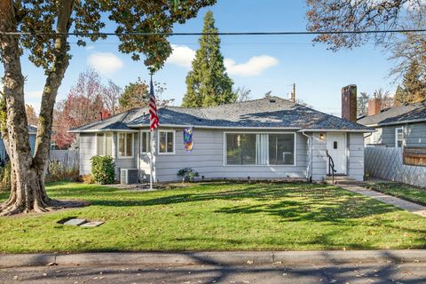 Photo of 6 S Groveland Avenue, Medford, OR 97504 (MLS # 220212325)
