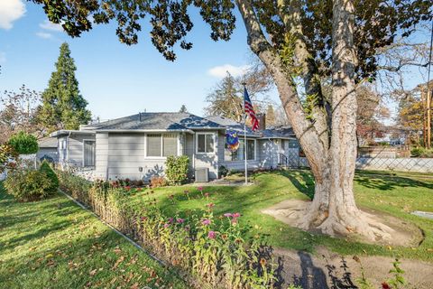 Tiny photo for 6 S Groveland Avenue, Medford, OR 97504 (MLS # 220212325)