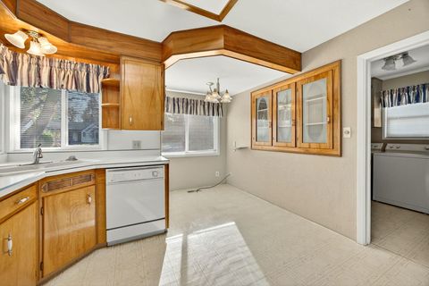 Tiny photo for 6 S Groveland Avenue, Medford, OR 97504 (MLS # 220212325)