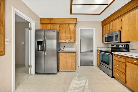 Tiny photo for 6 S Groveland Avenue, Medford, OR 97504 (MLS # 220212325)