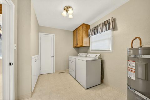 Tiny photo for 6 S Groveland Avenue, Medford, OR 97504 (MLS # 220212325)