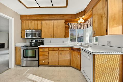 Tiny photo for 6 S Groveland Avenue, Medford, OR 97504 (MLS # 220212325)