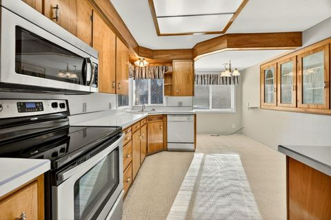 Tiny photo for 6 S Groveland Avenue, Medford, OR 97504 (MLS # 220212325)