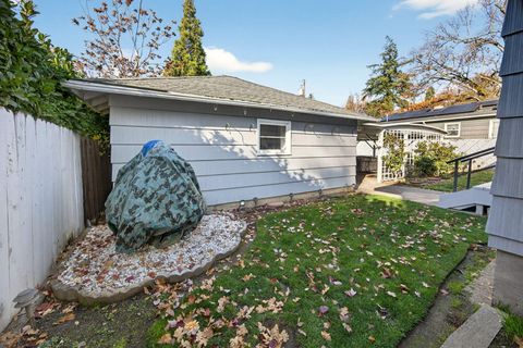 Tiny photo for 6 S Groveland Avenue, Medford, OR 97504 (MLS # 220212325)