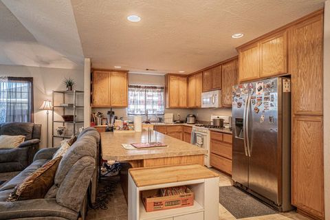 Tiny photo for 977 Garden Springs Circle, Medford, OR 97504 (MLS # 220214284)